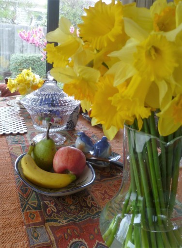 blog-photo-gallivanta-spring-table-with-daffodils